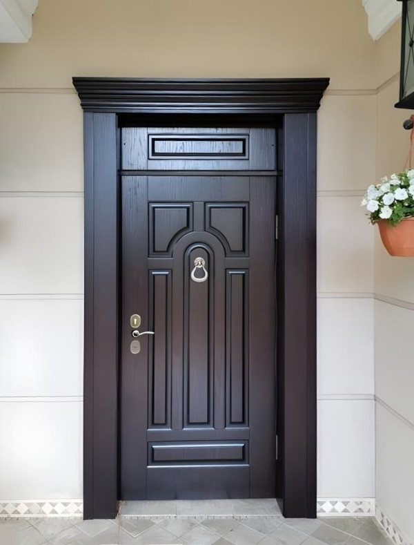 Дверь с карнизом Дверь с карнизом