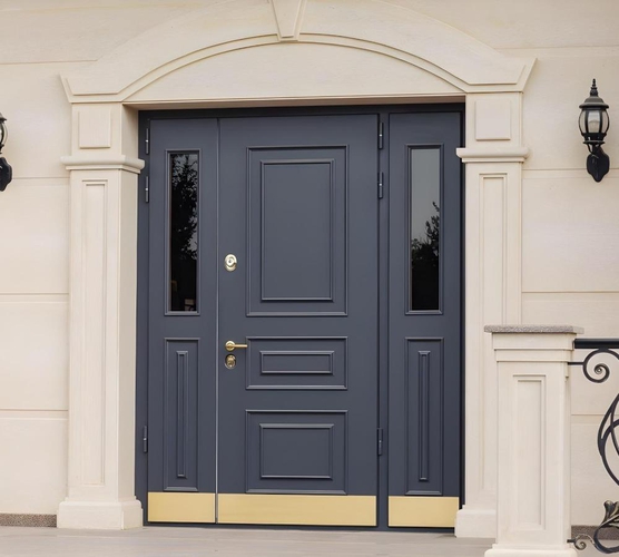 Парадная дверь с остеклением