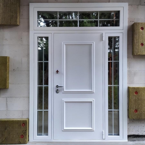 Белая парадная дверь