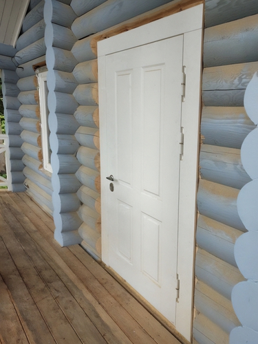 Дверь для загородного дома