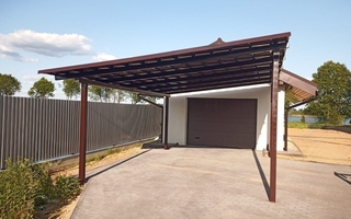 Односкатный навес из профнастила перед гаражом