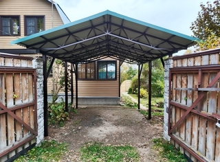 Двускатный навес с крышей из профлиста для дачного дома