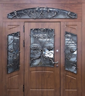 Стальная парадная термодверь с остеклением и коваными решетками (панели МДФ) Стальная парадная термодверь с остеклением и коваными решетками (панели МДФ)