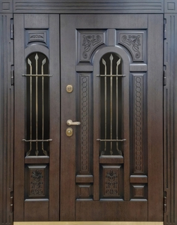 Полуторная остекленная термодверь с панелями МДФ шпон и ковкой Полуторная остекленная термодверь с панелями МДФ шпон и ковкой
